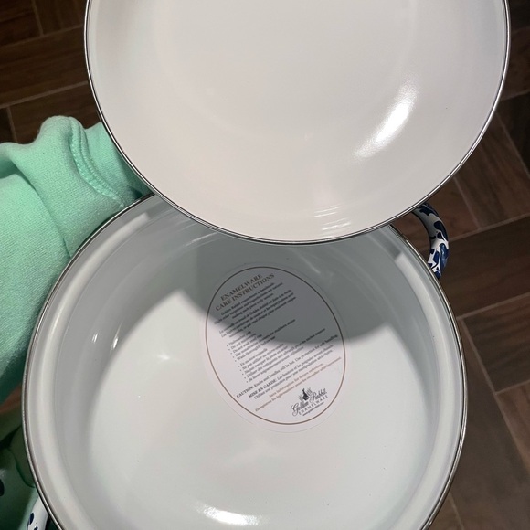 Golden Rabbit Enamel mini Dutch Oven - Picture 2 of 4